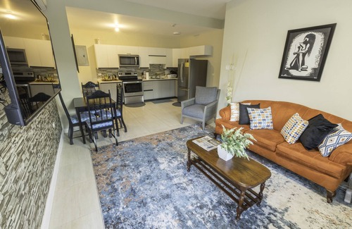 New Kingston Condominio | "Le Luxe" Penthouse 2 BR condo w/ AC, WiFi, complimentary Netflix & 24/7 sec