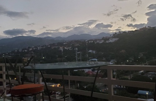 New Kingston Condominio | "Le Luxe" Penthouse 2 BR condo w/ AC, WiFi, complimentary Netflix & 24/7 sec