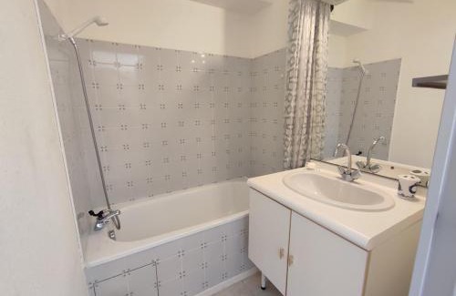 Bagneres-de-Luchon Apartamento | Le Marmandais, T3 lumineux duplex, balcon, parking, wifi, proche thermes, ascenseur, 4 personnes
