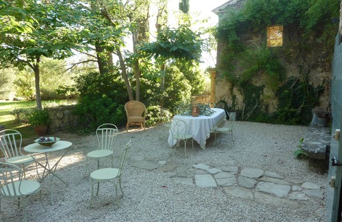 Puyvert Casa | Le Mas Charpin se encuentra en el sur de Luberon en Puyvert; Lourmarin está a 2 km.
