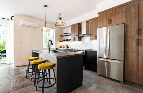 Magog Apartamento | Le Memph Hirondelle spacious comfortable condo cottage eco responsible 3 bedrooms - hot tub & pool Memphrémagog Lake