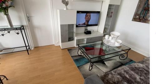 Reims Apartamento | Le Mun,3 étoiles-T2-60m2-balcon-parking-wifi-linge-produits-face à la gerdarmerie-vue cathedrale