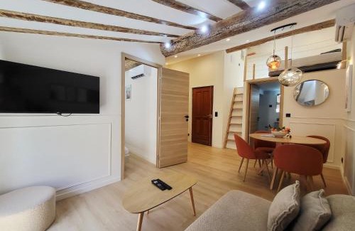 Antibes Old Town Apartamento | Le Nid de Revennes - séjour cosy dans la vieille ville d'Antibes
