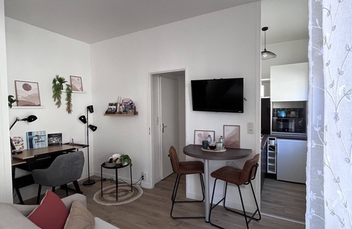 Old Town Apartamento | "Le petit Foch" Studio Chic Parking INCLUSIVE, Place de l'Hôtel de ville.