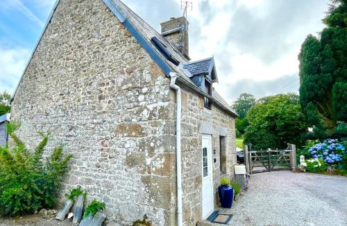 Saint-Michel-de-Montjoie Casa | Le Petit Fleur - the little flower, cosy cottage