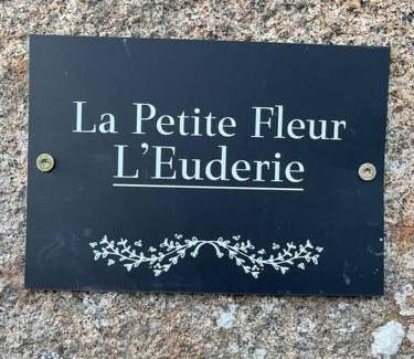 Saint-Michel-de-Montjoie Casa | Le Petit Fleur - the little flower, cosy cottage