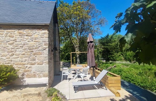 Ploudalmezeau Casa | Le petit moulin de Kerloroc, a haven of peace with swimming pool for lovers.