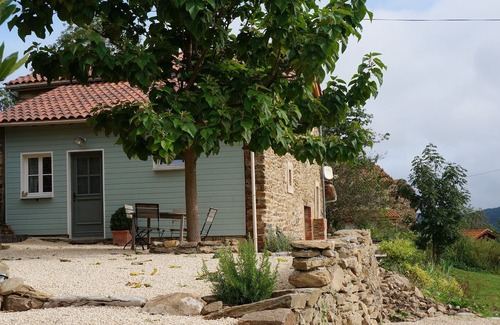 Blesle Cabaña | Le Poulailler es una lujosa y cómoda casa de vacaciones soleada.