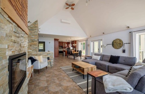 Mauricie Chalet De Esquí | Le Repère, navigable river, spa, and ski
