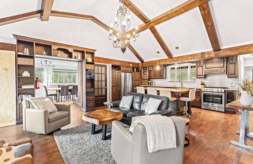 Saint-Brigitte-de-Laval Chalet De Esquí | Le Riverain | Spa and river