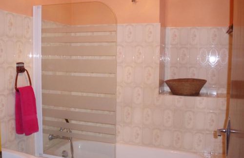 Le Glaizil Cama Y Desayuno | Le Rocher des Ducs, Appartement & Chambres, abris voitures et motos