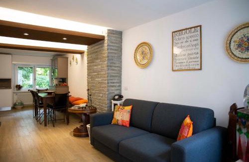 Lesa Apartamento | LE RONDINI - Courtyard apartment with balcony & terrace