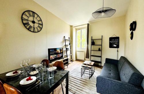Sens Apartamento | Le Saint - By 69ALSACELO- 3 Chambres Séparées - Idéal Pro & Famille - Patio Privé - Proche Centre Ville - Smart TV - WiFi Fibre - Check-in Autonome - Parking Facile & Gratuit