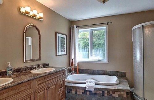 Cheneville Chalet De Esquí | Le Simonet - Hot Tub and Beach