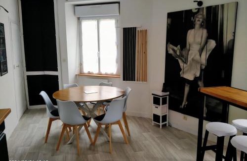 Menil Casa | Le voyage chez pascale et yanis