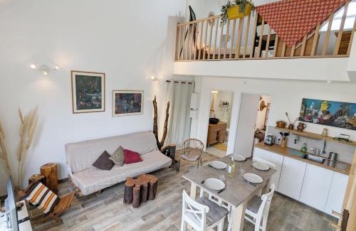 Acheres-la-Foret Chalet De Esquí | Le Woody Lodge, Large cottage with wooden deck and chalet with garden view next to Fontainebleau Forest