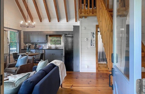 Hidden Lake Cabina | Leaf & Log Serene Cabin w/ Lounge Deck & Firepit