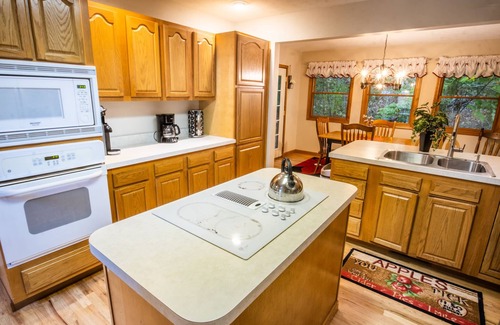 Davis Cabina | Leaf Peeper’s - HUGE deck, pizza oven, Pac-Man!