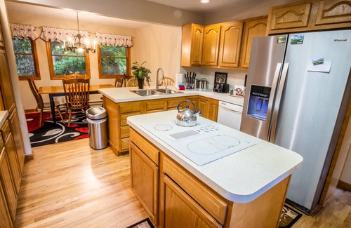Davis Cabina | Leaf Peeper’s - HUGE deck, pizza oven, Pac-Man!
