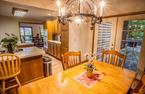 Davis Cabina | Leaf Peeper’s - HUGE deck, pizza oven, Pac-Man!