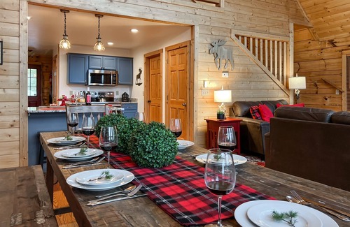 Wolf Laurel Cabina | Hot Tub-Balcony-King-Parking-Smart TV-5 TVs-BBQ