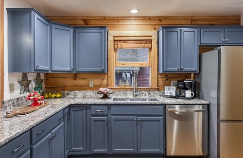 Wolf Laurel Cabina | Hot Tub-Balcony-King-Parking-Smart TV-5 TVs-BBQ