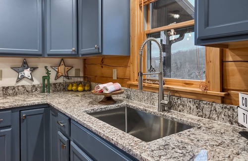 Wolf Laurel Cabina | Hot Tub-Balcony-King-Parking-Smart TV-5 TVs-BBQ