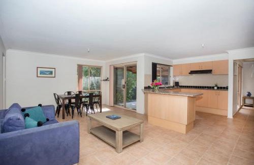 Ulladulla Casa | Leafy Retreat - spacious holiday home near harbour