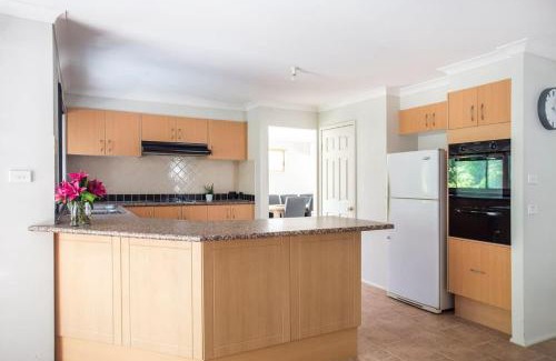 Ulladulla Casa | Leafy Retreat - spacious holiday home near harbour