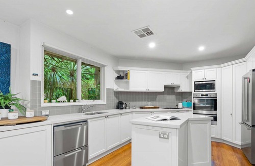 Cremorne Casa | Leafy Retreat with Deck & City Convenience