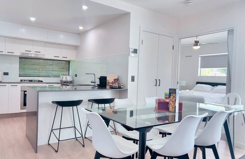 Morningside Apartamento | Leafy & Spacious Apt w/Balcony, Parking & 65" TV