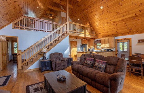 Linville Falls Cabina | Leafy Way Lodge - private log home, hot tub, fire pit, 30min to skiing