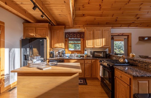 Linville Falls Cabina | Leafy Way Lodge - private log home, hot tub, fire pit, 30min to skiing