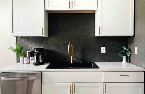 Evansville Apartamento | Leaning House of Haynie