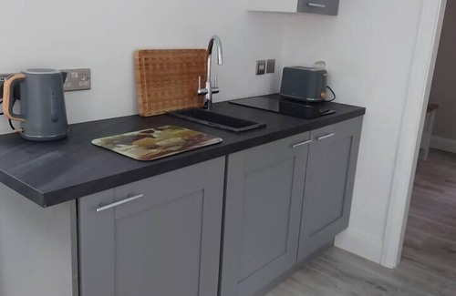 Clifden Cabaña | Leap Year Cottage by Lake Beaghcauneen in Clifden