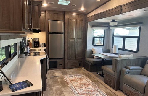 Winter Garden Casa | Learn how to camp RV style in this Lux RV which sleeps up to 8 people.