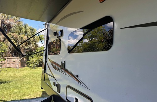 Winter Garden Casa | Learn how to camp RV style in this Lux RV which sleeps up to 8 people.