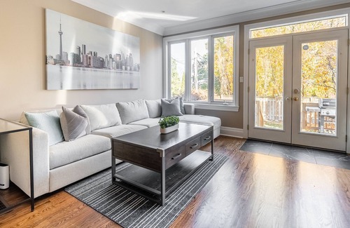 East York Casa | Leaside Retreat - spacious family home with hotel style amenities