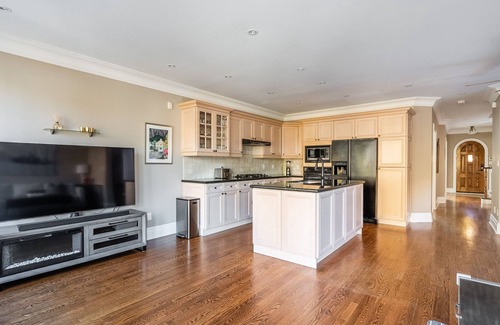 East York Casa | Leaside Retreat - spacious family home with hotel style amenities