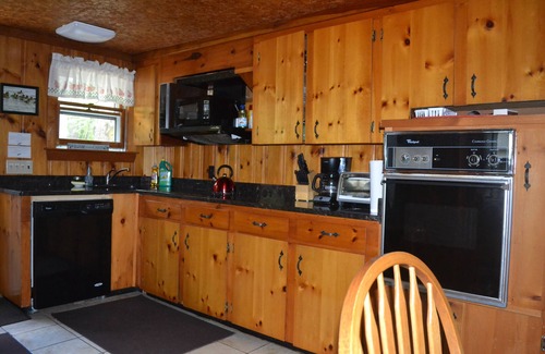 South Casco Cabaña | ¡Dejarlo todo atrás! Sebago Lake Area Cottage, Kayak, canoa y pescado, mascotas gratis!