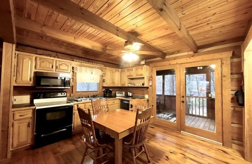 Tellico Plains Cabina | Leave the stress behind!- private hot tub, pet and motorcycle friendly, let peace and nature surround you! 2 Bedroom Home by RedAwning
