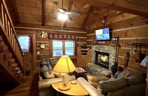 Tellico Plains Cabina | Leave the stress behind!- private hot tub, pet and motorcycle friendly, let peace and nature surround you! 2 Bedroom Home by RedAwning