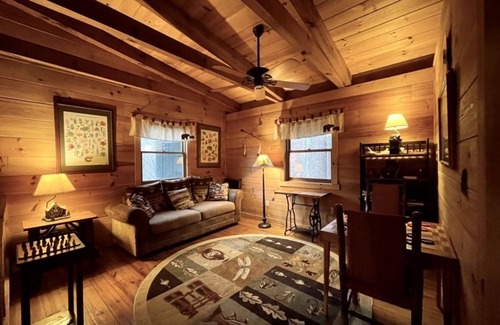Tellico Plains Cabina | Leave the stress behind!- private hot tub, pet and motorcycle friendly, let peace and nature surround you! 2 Bedroom Home by RedAwning