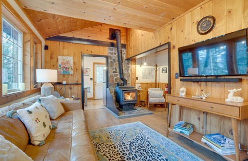 Leavenworth Casa | Leavenworth Cabin with Private Hot Tub!