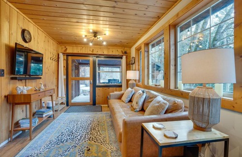 Leavenworth Casa | Leavenworth Cabin with Private Hot Tub!