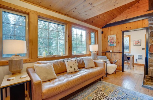 Leavenworth Casa | Leavenworth Cabin with Private Hot Tub!