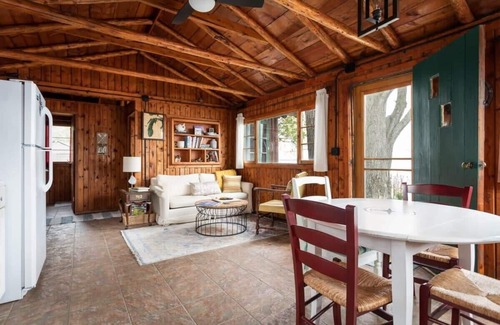 Suttons Bay Cabina | Lee Point Classic Cabins on West Bay with Hot Tub