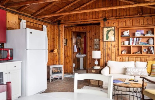Suttons Bay Cabina | Lee Point Classic Cabins on West Bay with Hot Tub