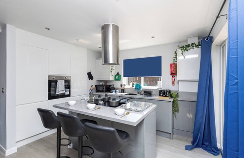 Leeds Casa | Leeds 3 Bed 2.5 Bath - Parking/WiFi/Pool Table/Self Check-in