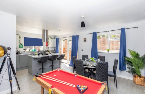 Leeds Casa | Leeds 3 Bed 2.5 Bath - Parking/WiFi/Pool Table/Self Check-in